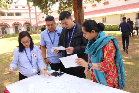 salw fellows discuss workshop materials